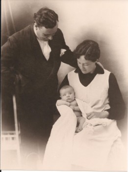 Alejandro Hostench con Manuela Ramírez y su hijo Rafael